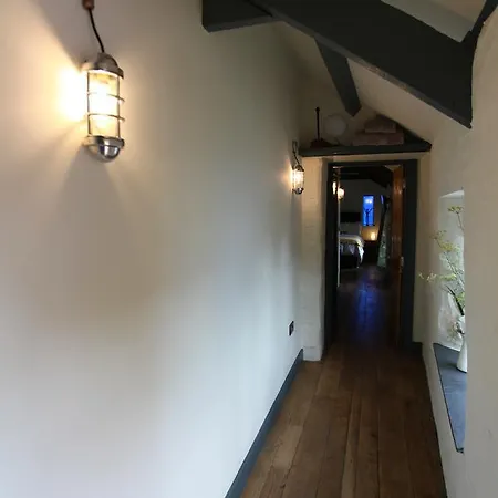 Apartment Rod And Line *